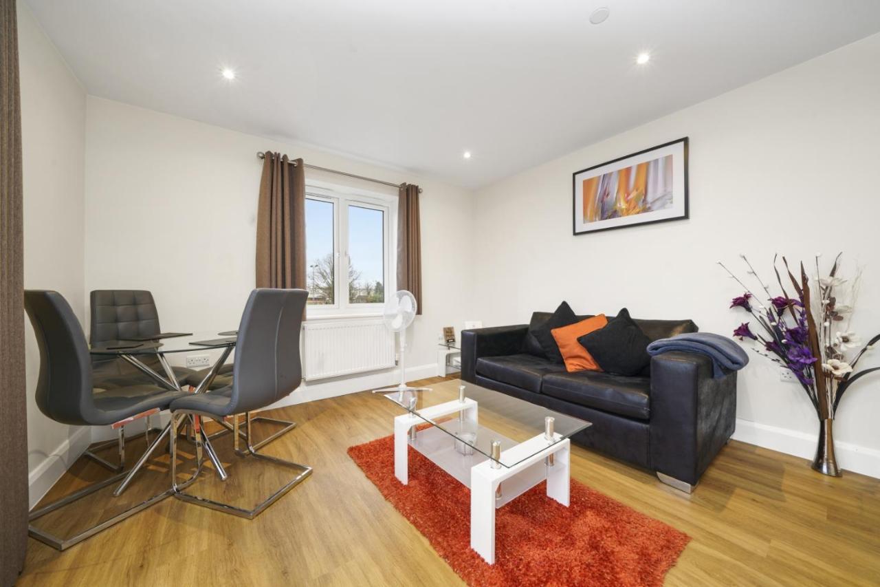 London Heathrow Living Serviced Apartments By Ferndale Stanwell ภายนอก รูปภาพ